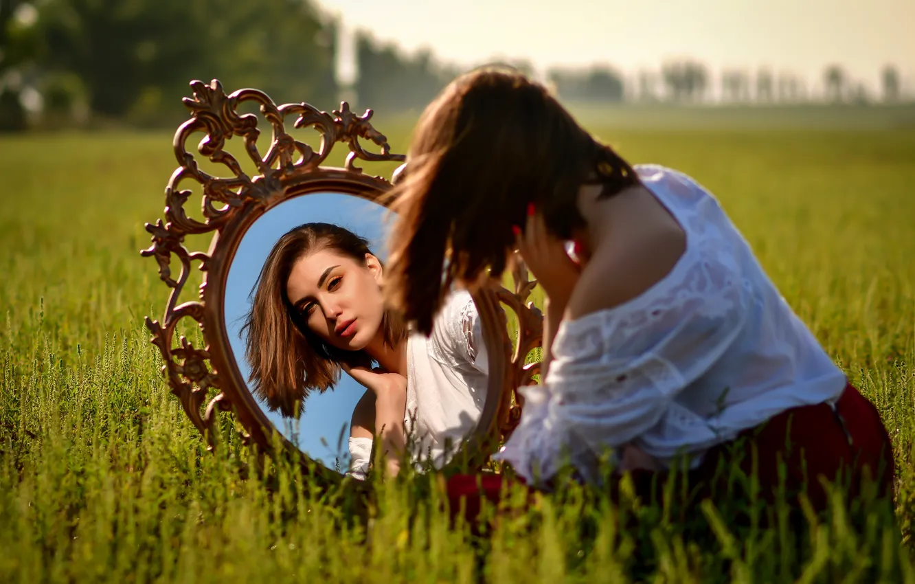 Фото обои поле, трава, девушка, природа, отражение, юбка, макияж, зеркало