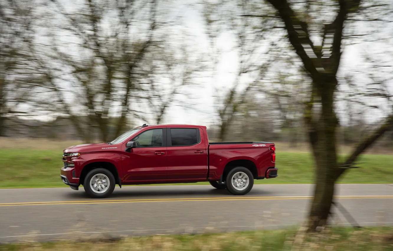 Фото обои красный, скорость, Chevrolet, пикап, Silverado, 2019, RST