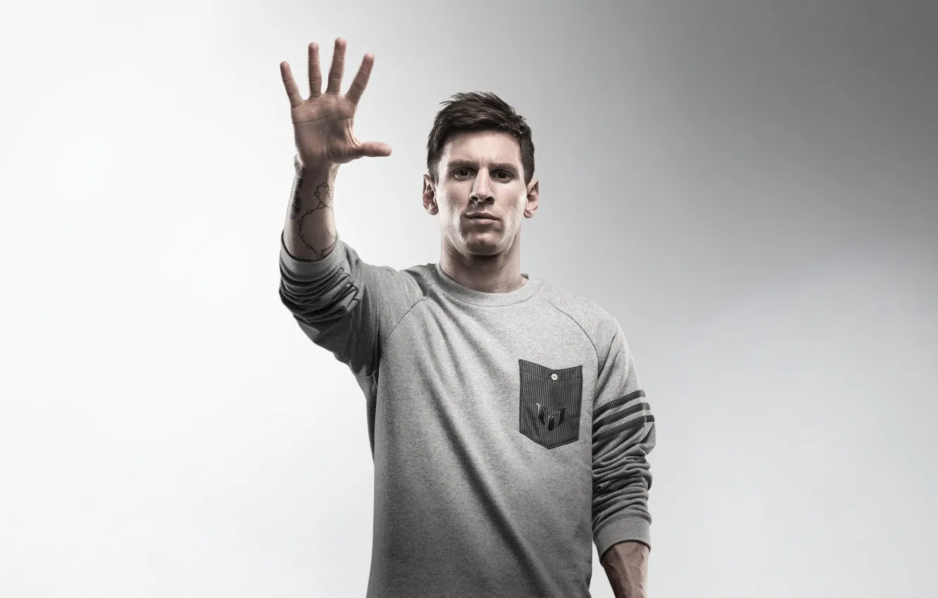Фото обои спортсмен, серый фон, жест, Лионель Месси, Lionel Messi, аргентинец, гениальный игрок, лучший футболист