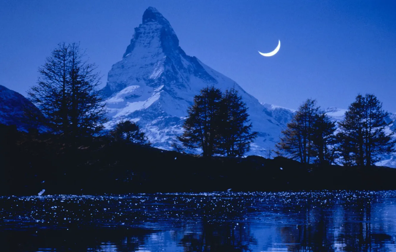 Фото обои небо, снег, деревья, горы, ночь, природа, река, скалы