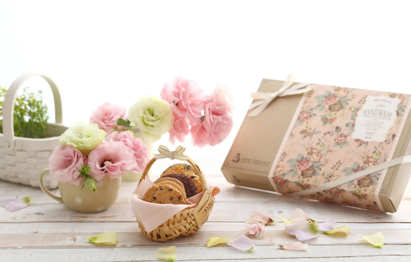 Фото обои цветы, печенье, box, flowers, коробочка, лукошко, cookies, basket