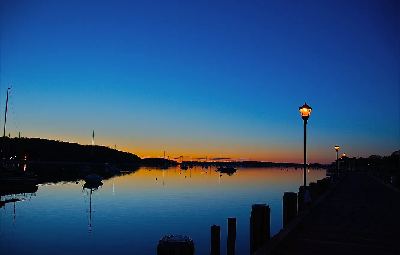Фото обои море, небо, лодки, вечер, фонари, зарево, гавань