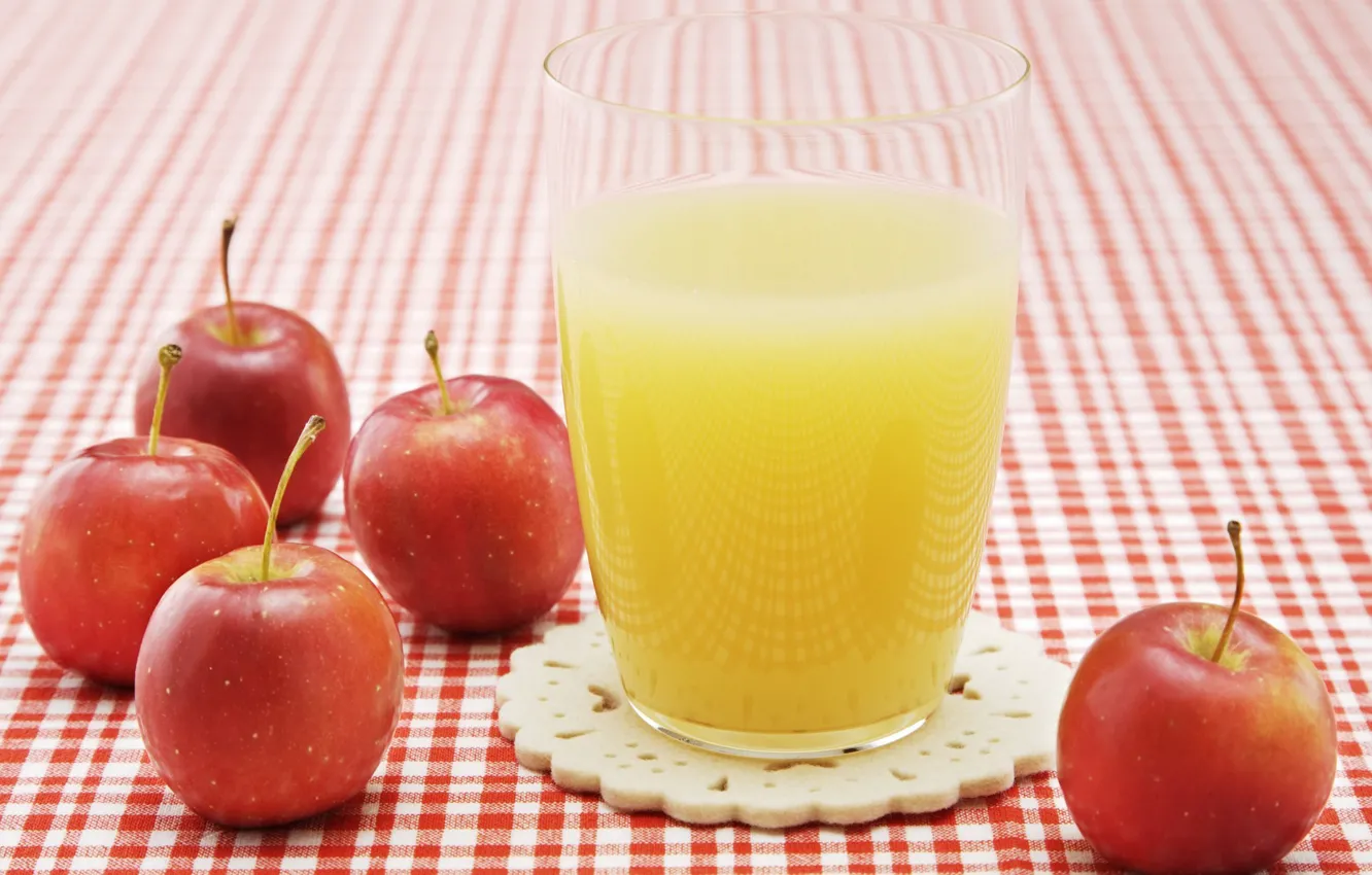 Фото обои стакан, яблоко, сок, скатерть