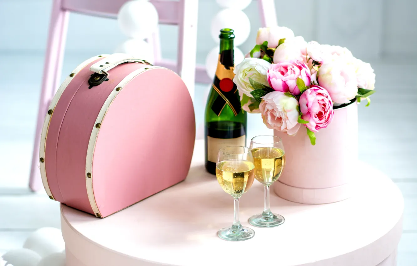 Фото обои цветы, стол, розовый, праздник, бутылка, бокалы, подарки, чемодан