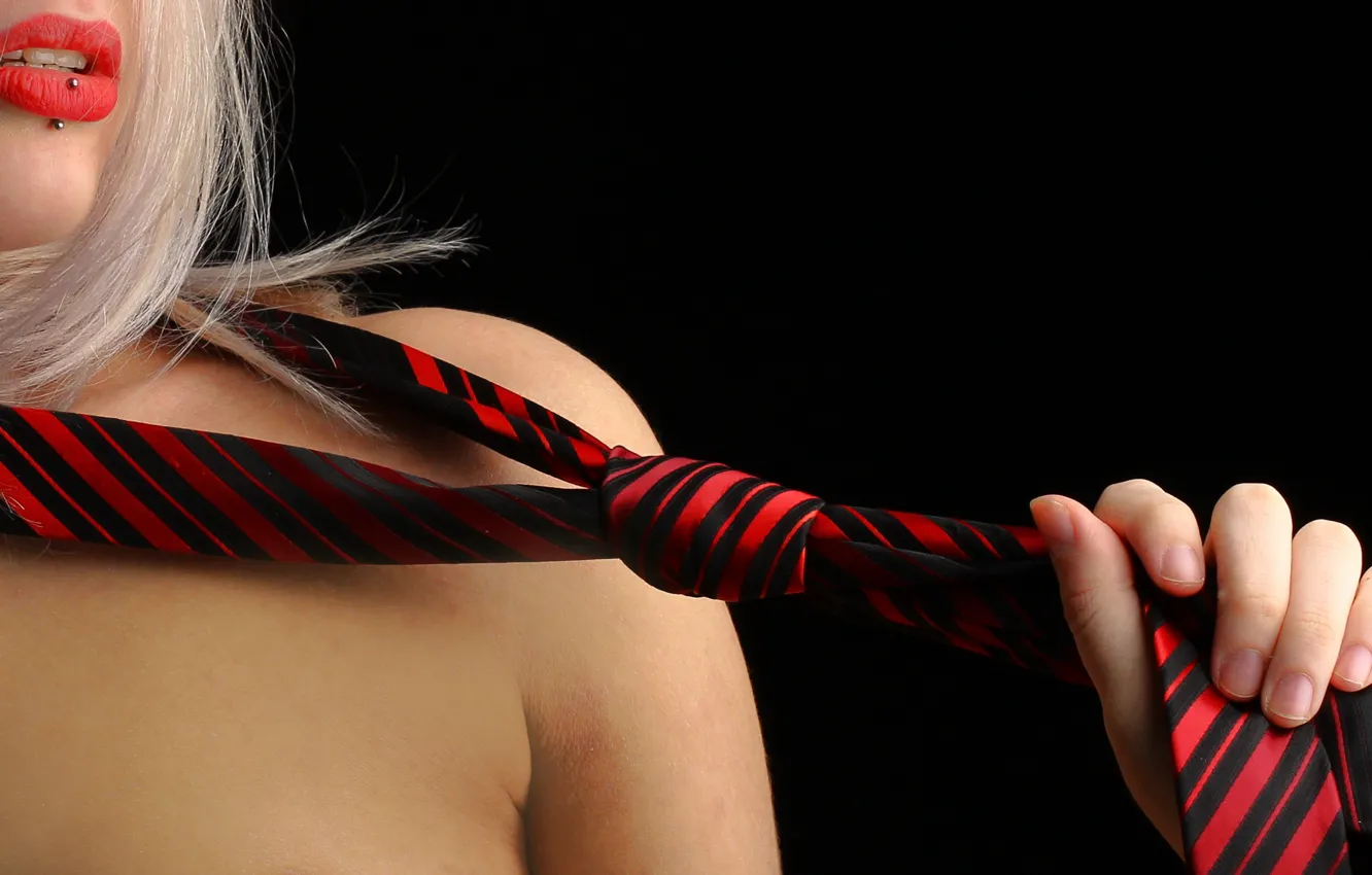 Фото обои движение, пирсинг, блондинка, галстук, черный фон, blonde, piercing, black background