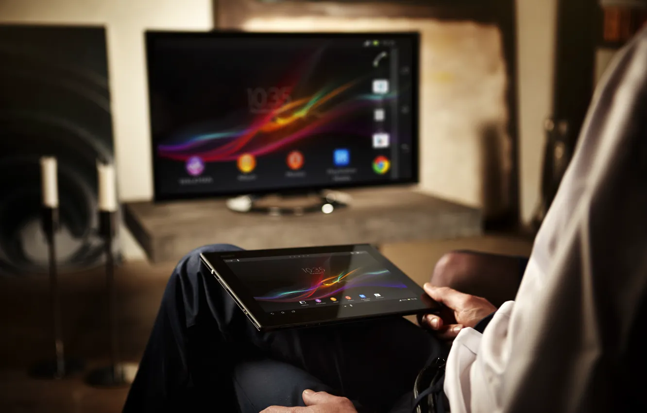 Фото обои телевизор, мужчина, планшет, android, sony, xperia tablet z
