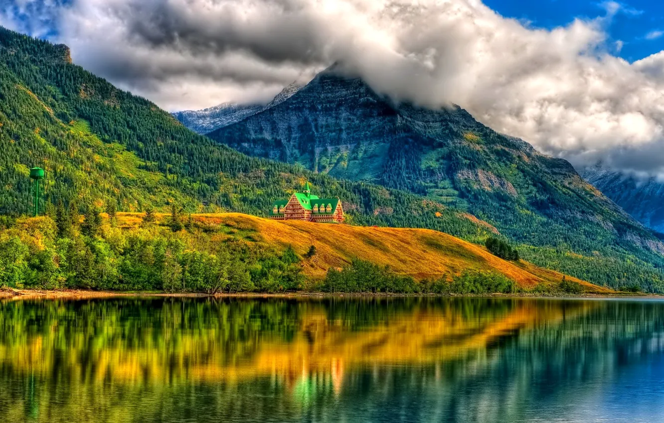 Фото обои лес, небо, облака, деревья, горы, озеро, дом, отражение