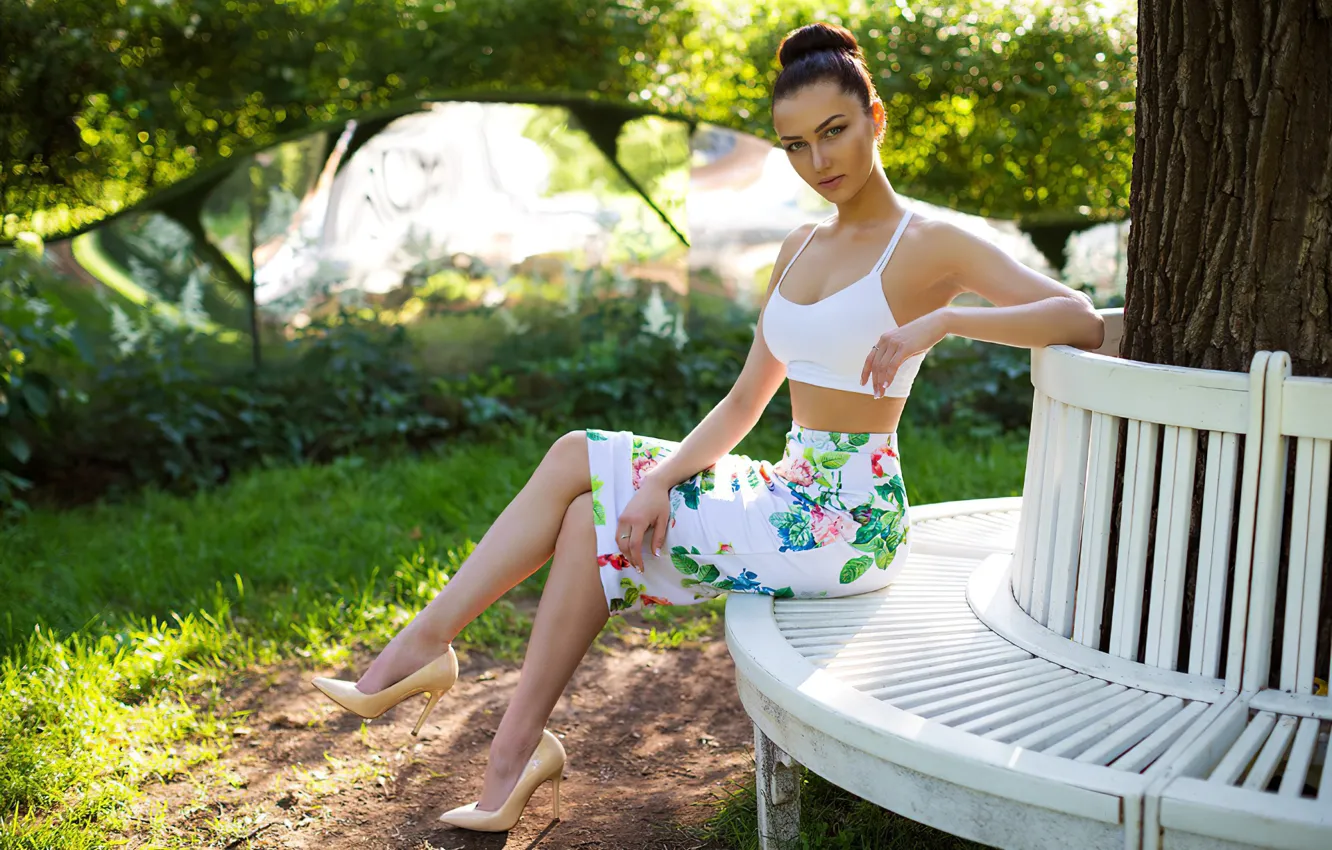 Фото обои model, garden, women, brunette, sitting, skirt, women outdoors, short tops