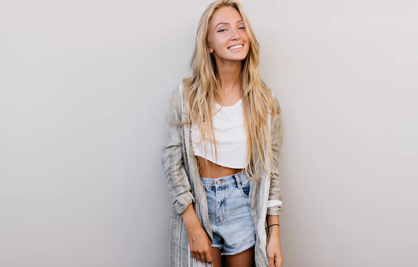 Фото обои girl, shorts, beautiful, model, pretty, blonde, cute, long-haired
