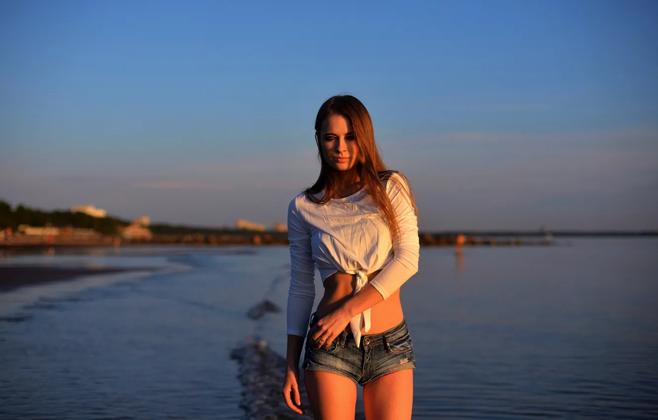 Фото обои Girl, beach, twilight, shorts, green eyes, long hair, legs, sea