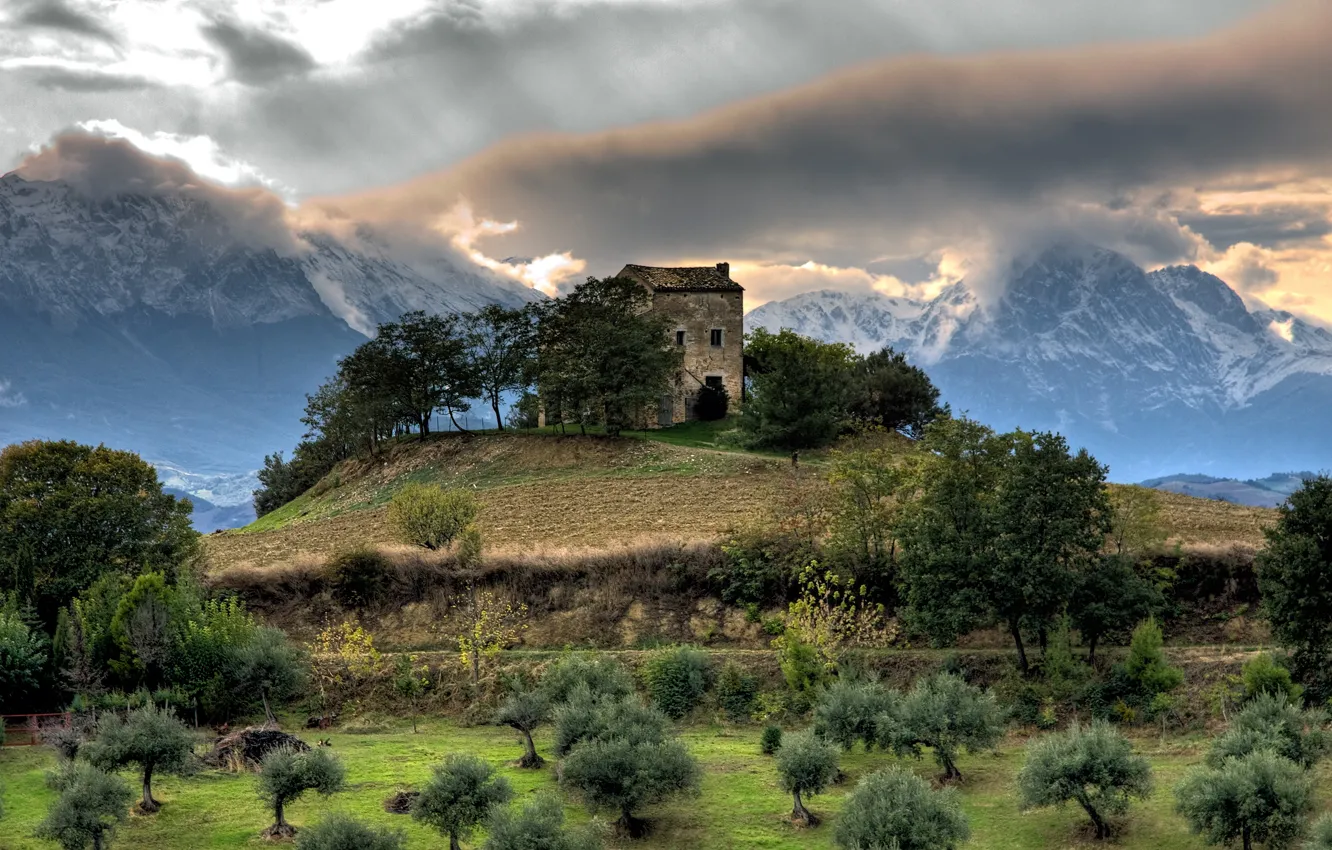Фото обои house, sky, trees, mountains, Italia, lonely, abruzzes