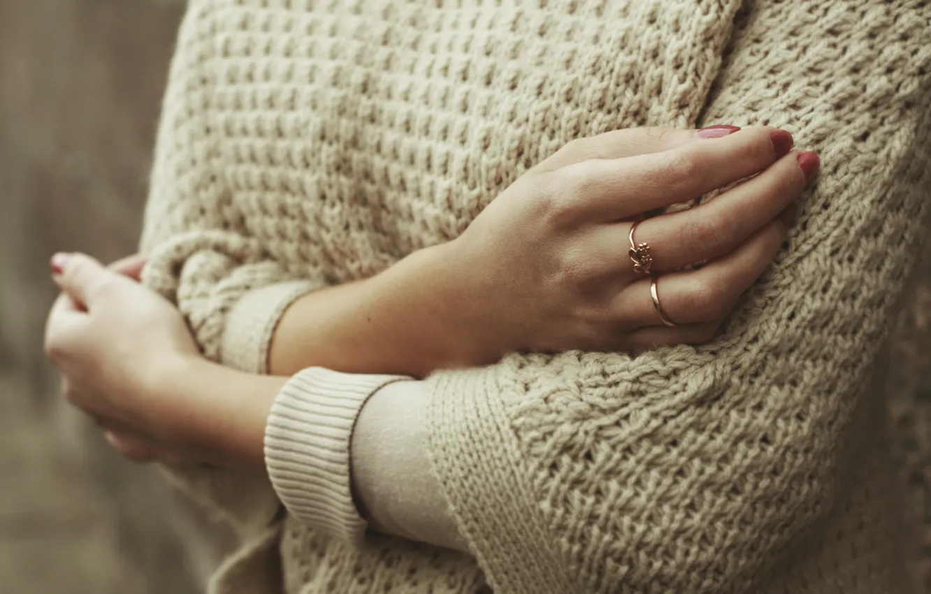 Фото обои девушка, одежда, кольца, руки