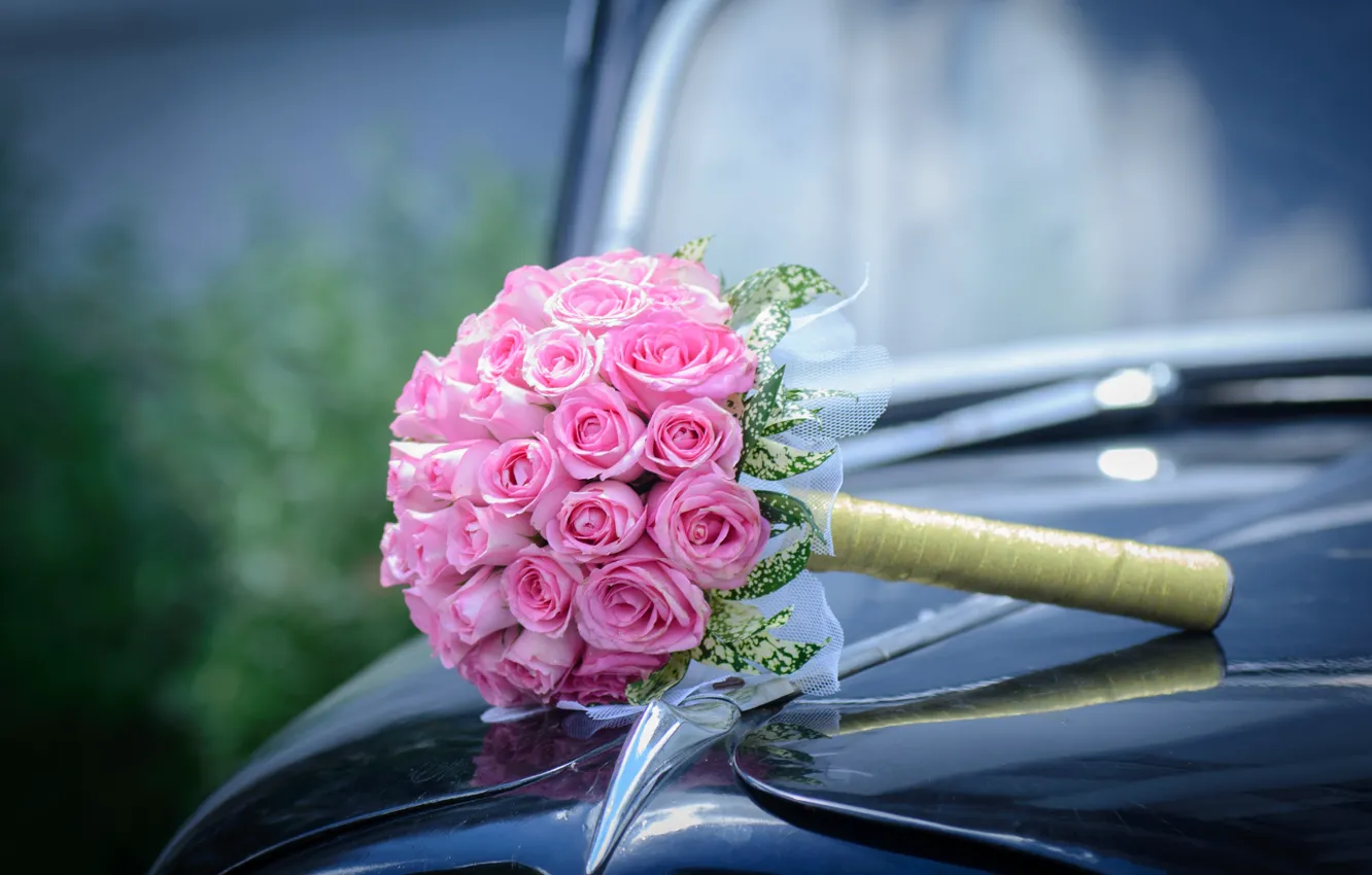 Фото обои машина, цветы, розы, букет