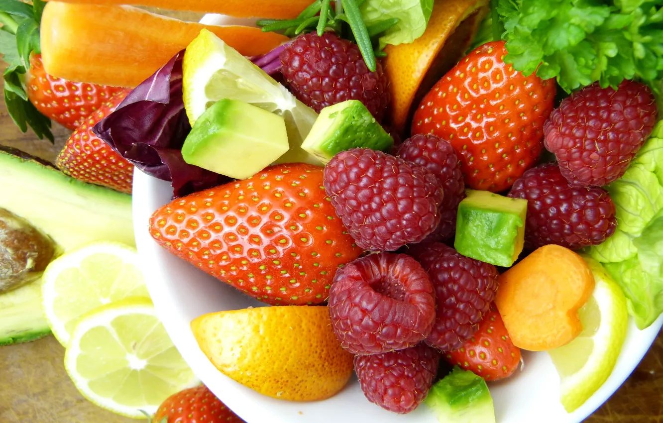Фото обои зелень, крупный план, ягоды, малина, клубника, кусочки, миска, фрукты