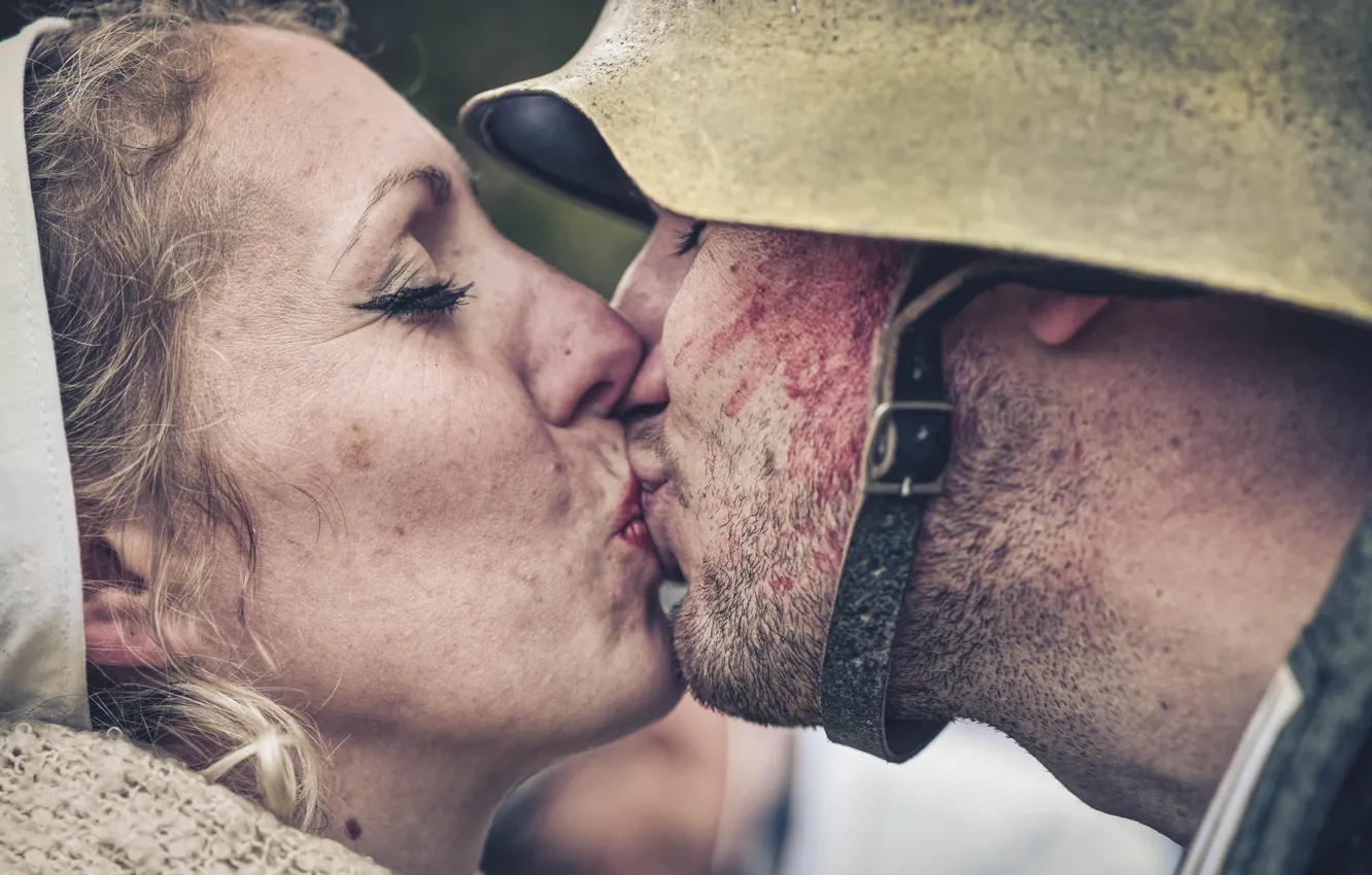 Фото обои женщина, поцелуй, солдат, шлем, каска