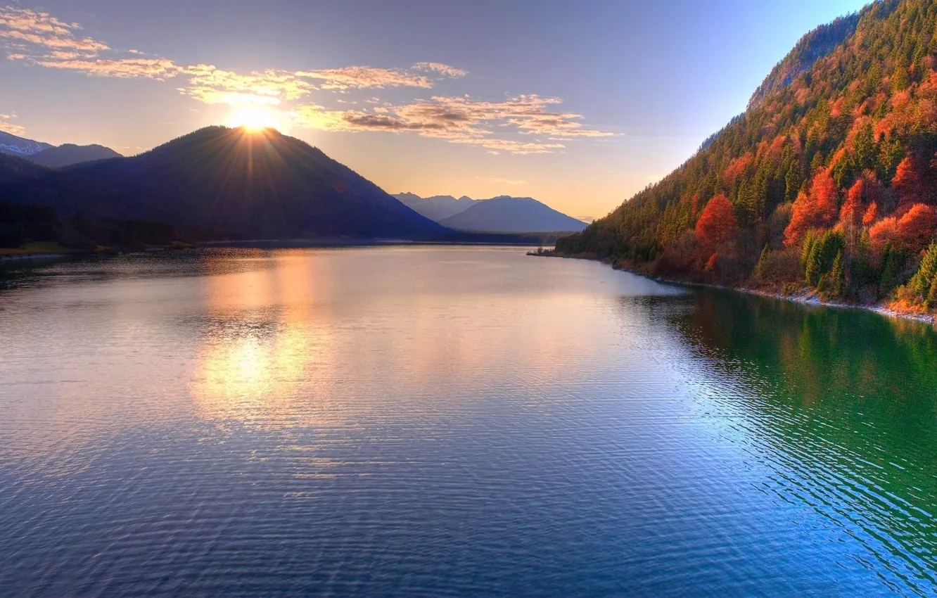 Фото обои осень, небо, солнце, лучи, деревья, закат, озеро, холмы