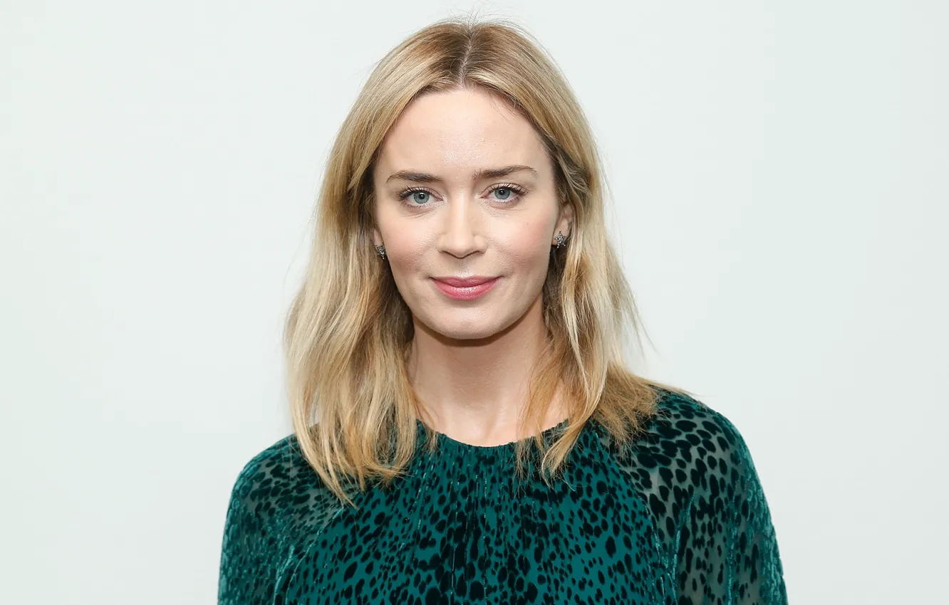 Фото обои взгляд, девушка, поза, актриса, Эмили Блант, Emily Blunt, hair