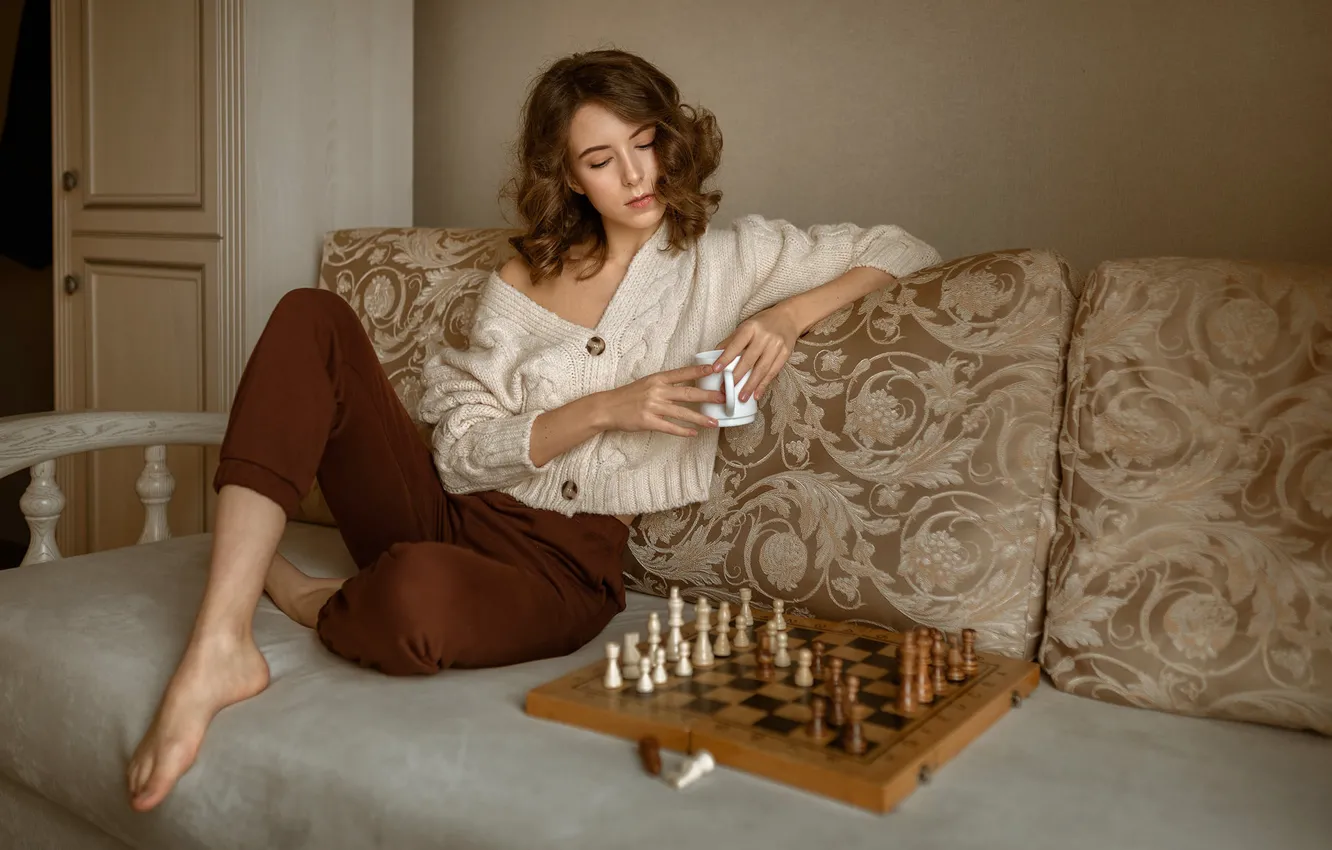 Фото обои девушка, поза, настроение, шахматы, кофта, брюки, Альберт Лесной, Виктория Макаренко