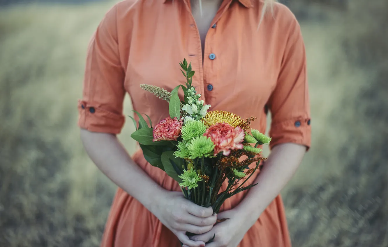 Фото обои девушка, цветы, букет, платье