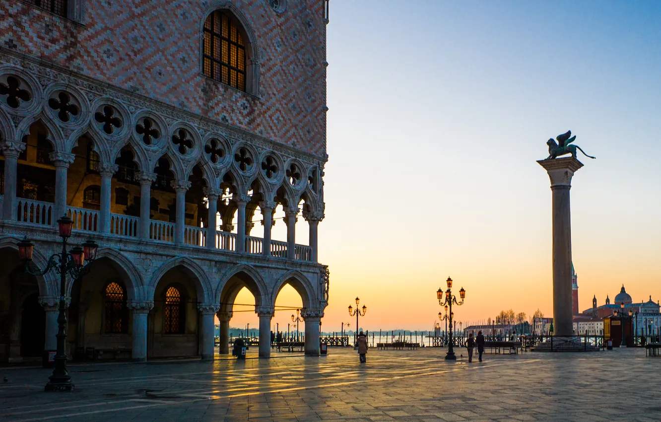 Фото обои небо, люди, рассвет, утро, Италия, Венеция, дворец дожей, пьяцетта
