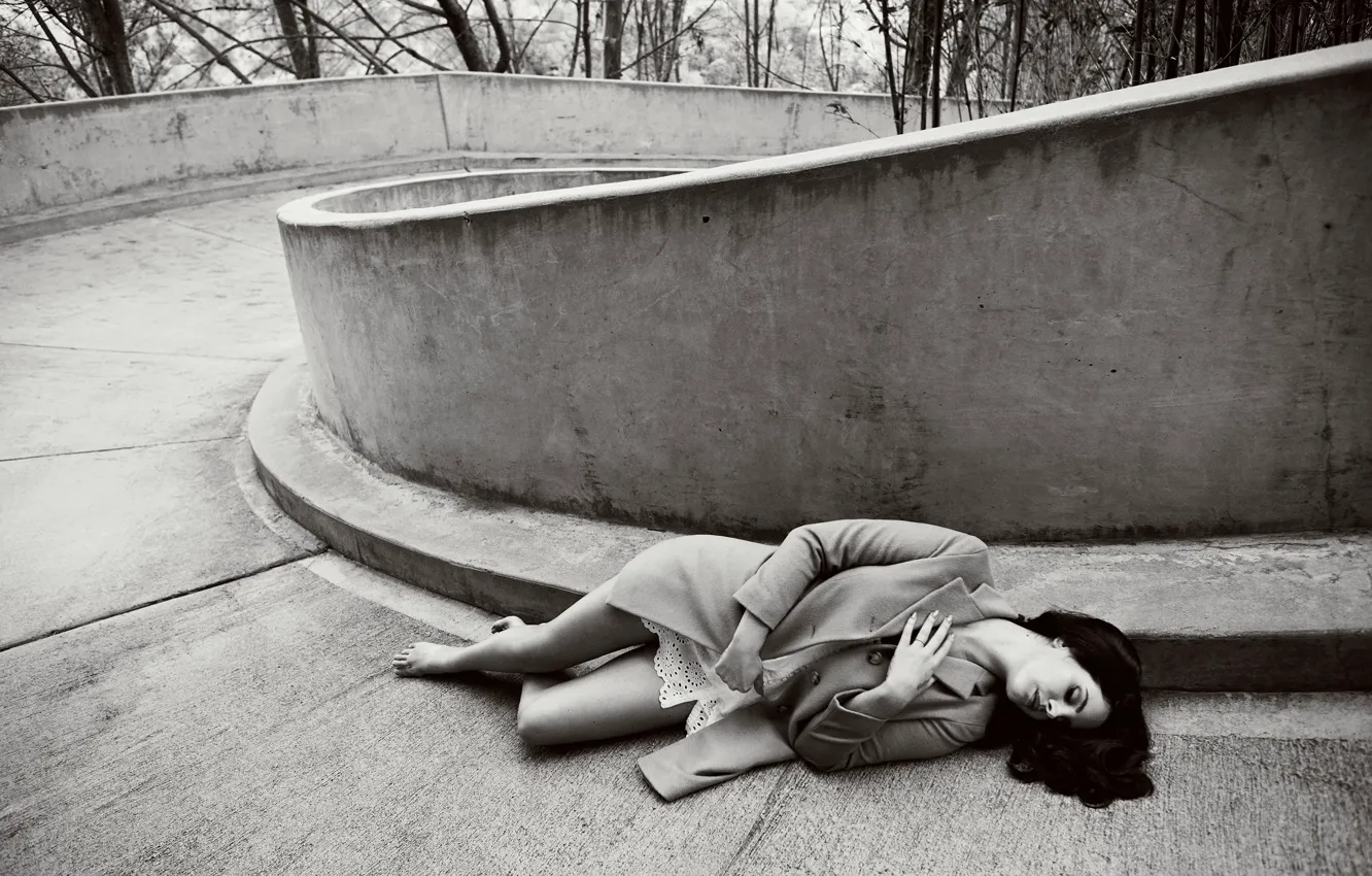 Фото обои босиком, брюнетка, фотограф, лежит, черно-белое, певица, пальто, Lana Del Rey