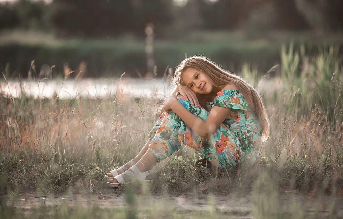 Фото обои трава, вода, природа, платье, девочка, босоножки, русая, подросток