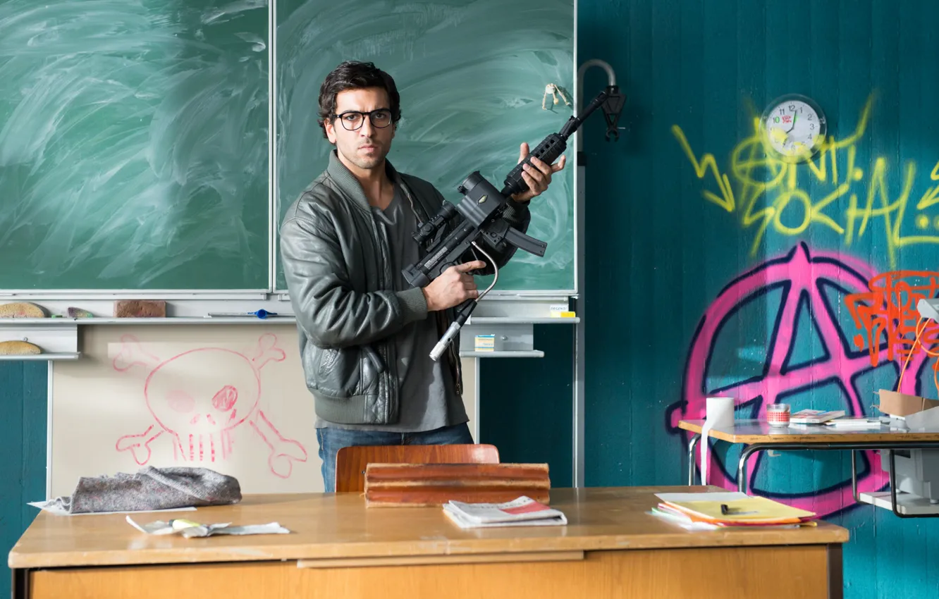 Фото обои оружие, очки, класс, доска, школа, учитель, Elyas M'Barek, Fack ju Göhte