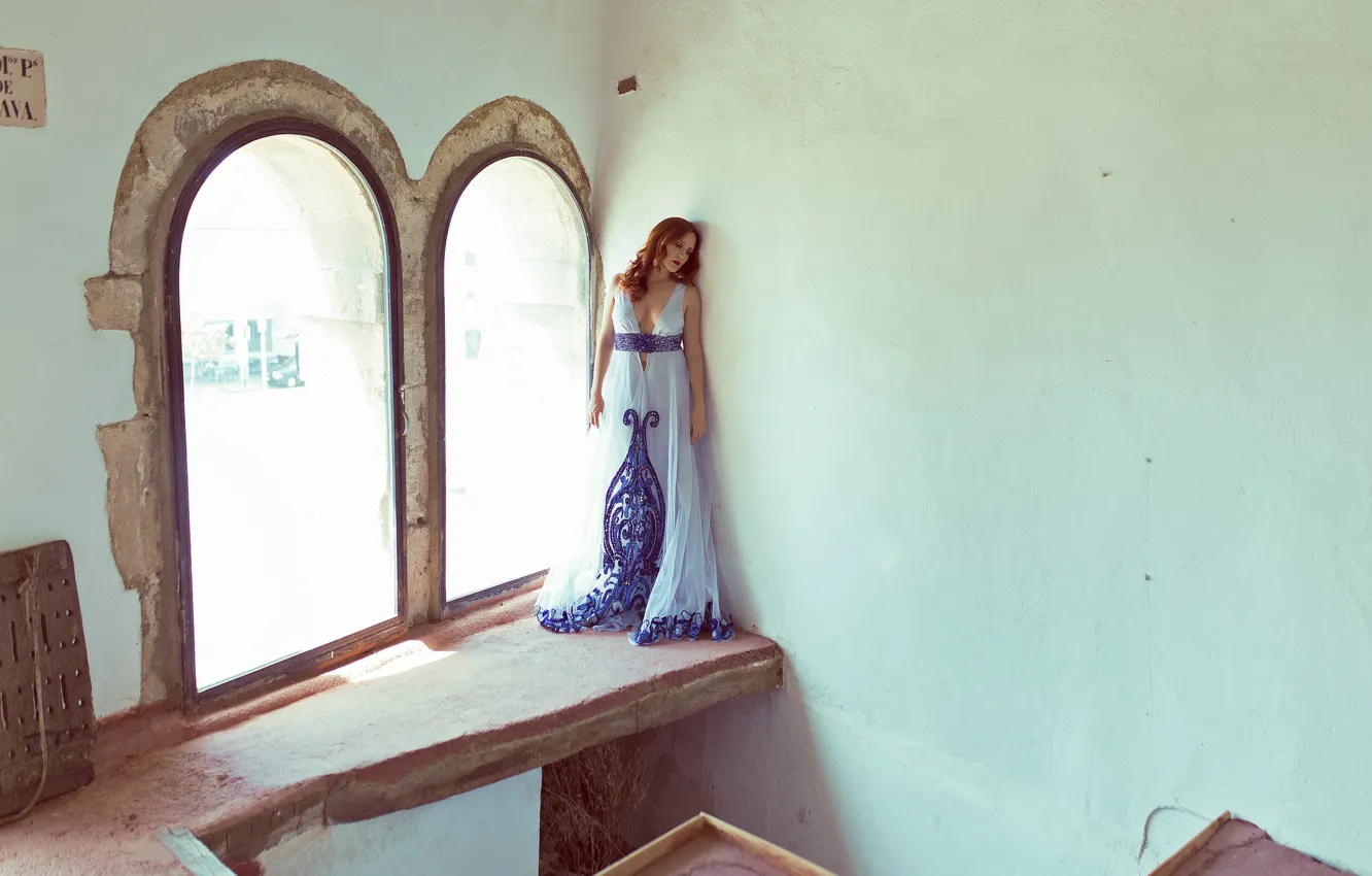 Фото обои девушка, лицо, дом, стены, платье