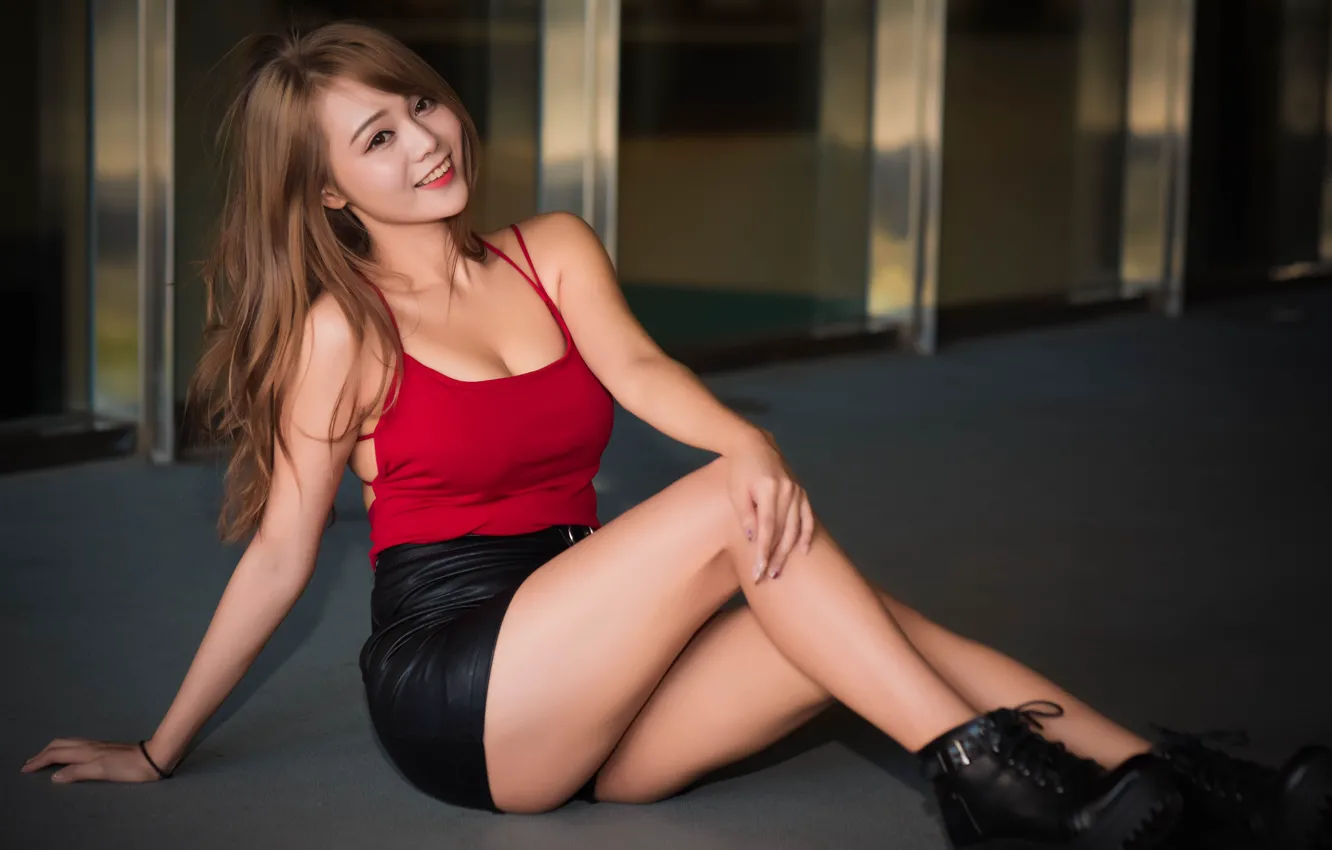 Фото обои девушка, лицо, улыбка, стиль, юбка, ножки, милашка