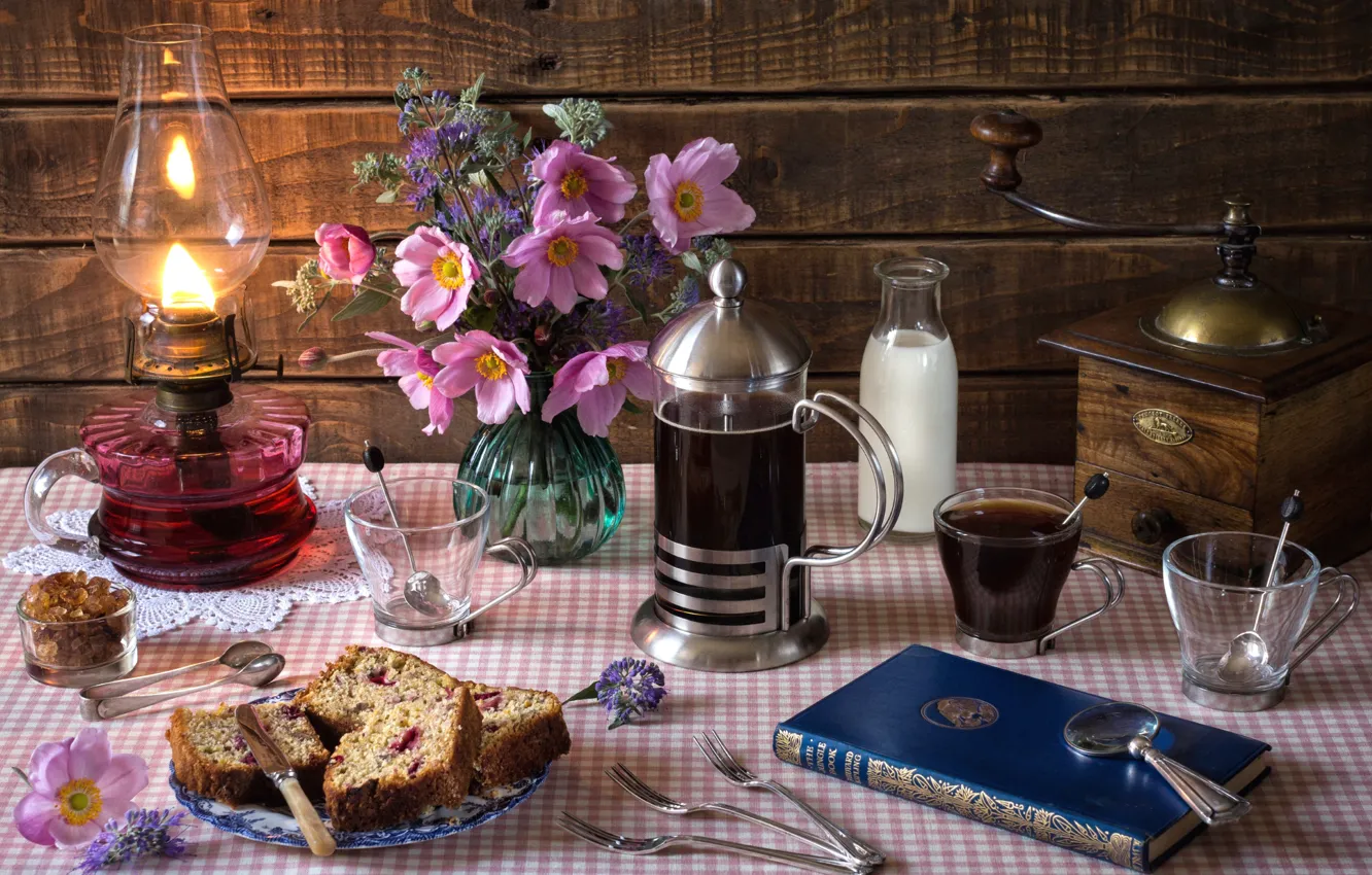 Фото обои цветы, лампа, кофе, молоко, книга, натюрморт, кекс, изюм