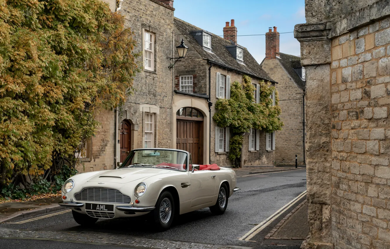 Фото обои Aston Martin, улица, кабриолет, 1970, 2018, Heritage EV Concept, DB6 Mark II Volante