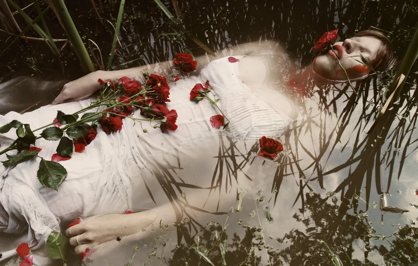 Фото обои вода, девушка, цветы, отражение, кровь, Where the Wild Roses Grow