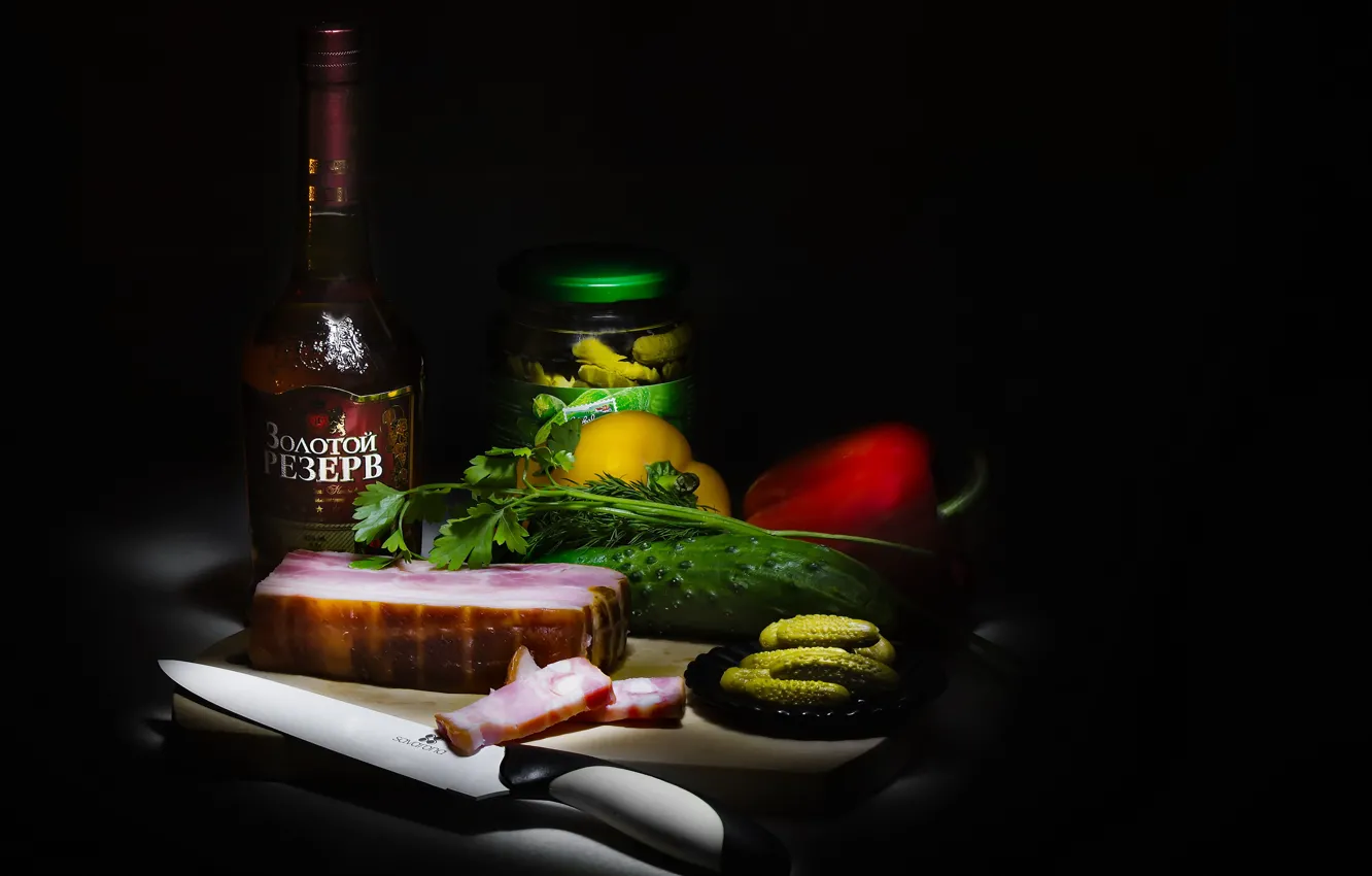 Фото обои зелень, алкоголь, нож, мясо, перец, натюрморт, коньяк, овощи