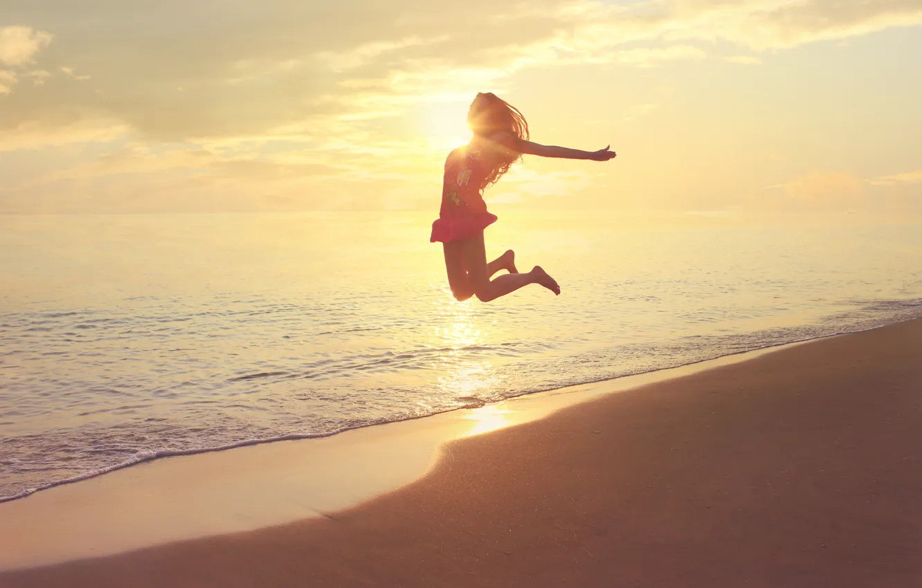 Фото обои Солнце, Море, Пляж, Девушка, Прыжок