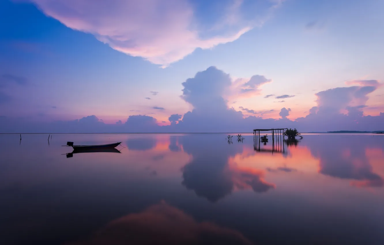 Фото обои море, небо, облака, озеро, отражение, лодка, вечер