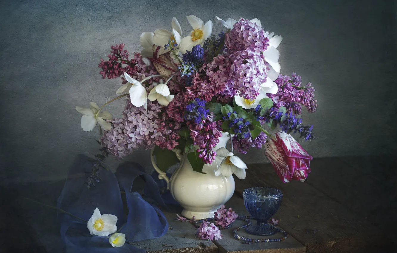 Фото обои цветы, ветки, доски, тюльпаны, ткань, кувшин, сирень, анемоны