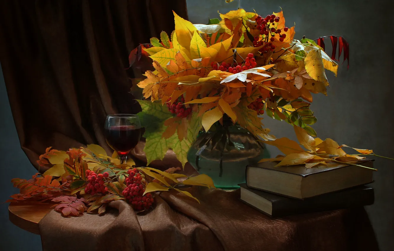 Фото обои листья, ветки, ягоды, бокал, книги, ваза, клён, напиток