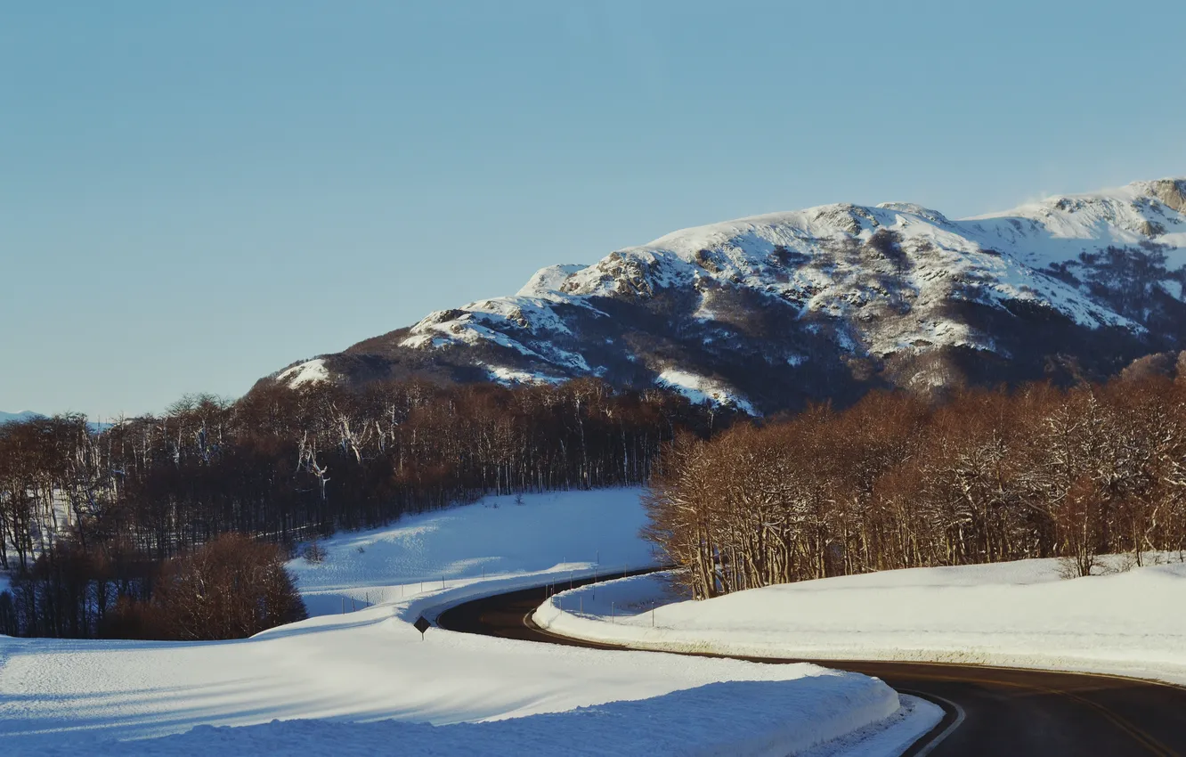 Фото обои дорога, небо, снег, деревья, горы, тень