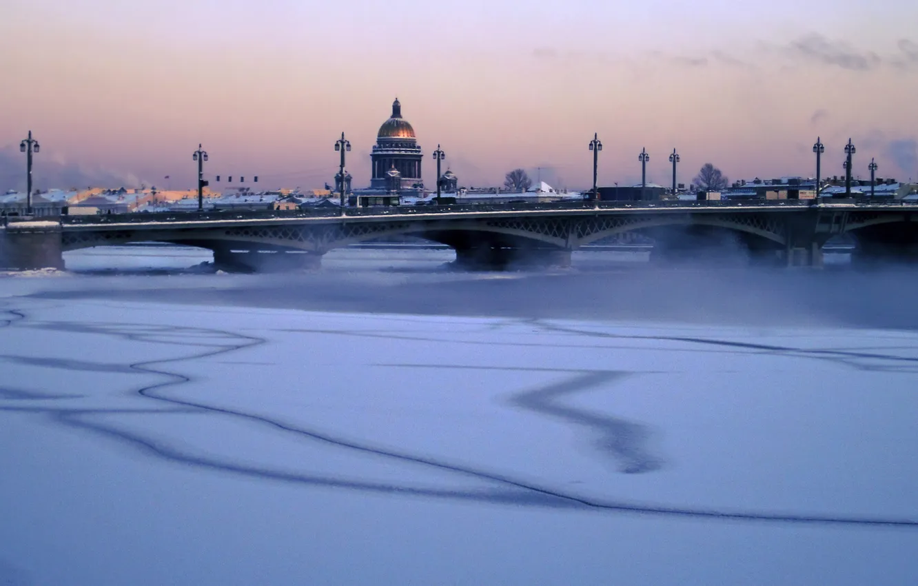 Фото обои зима, мост, город, река, мороз, Нева, купол Исакиевского собора