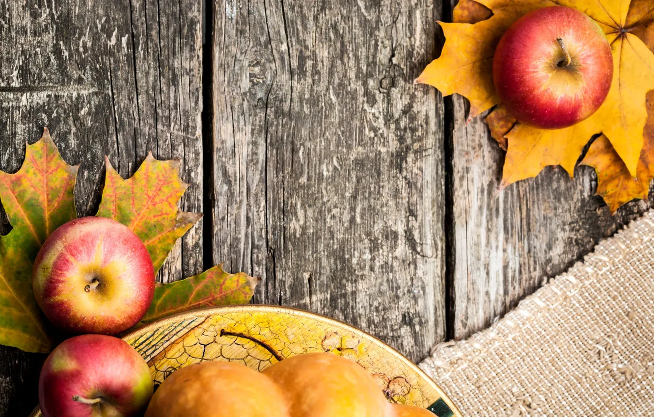 Фото обои листья, стол, яблоки