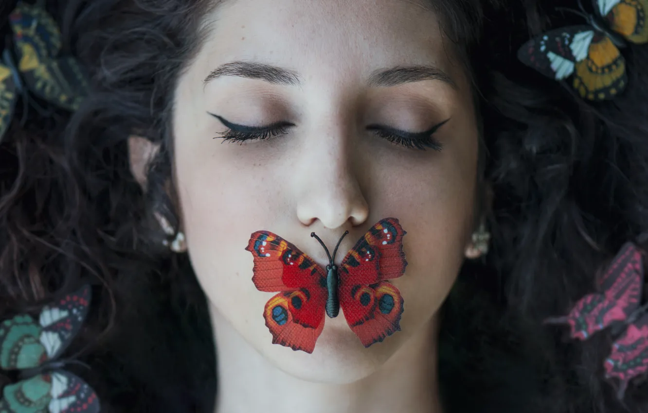 Фото обои девушка, лицо, бабочка, волосы, лежит
