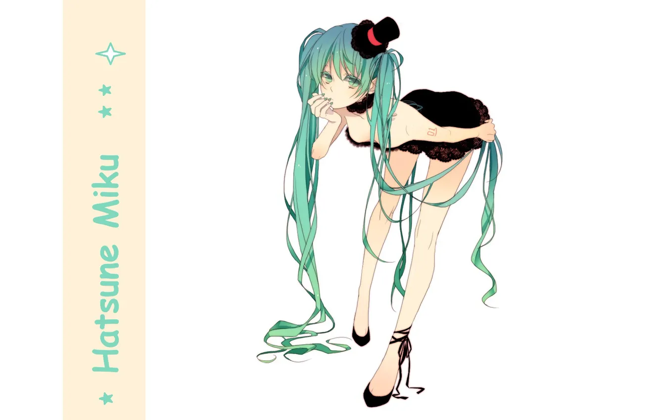 Фото обои белый фон, шляпка, vocaloid, черное платье, Hatsune Miku, длинные волосы, длинные ноги, два хвостика