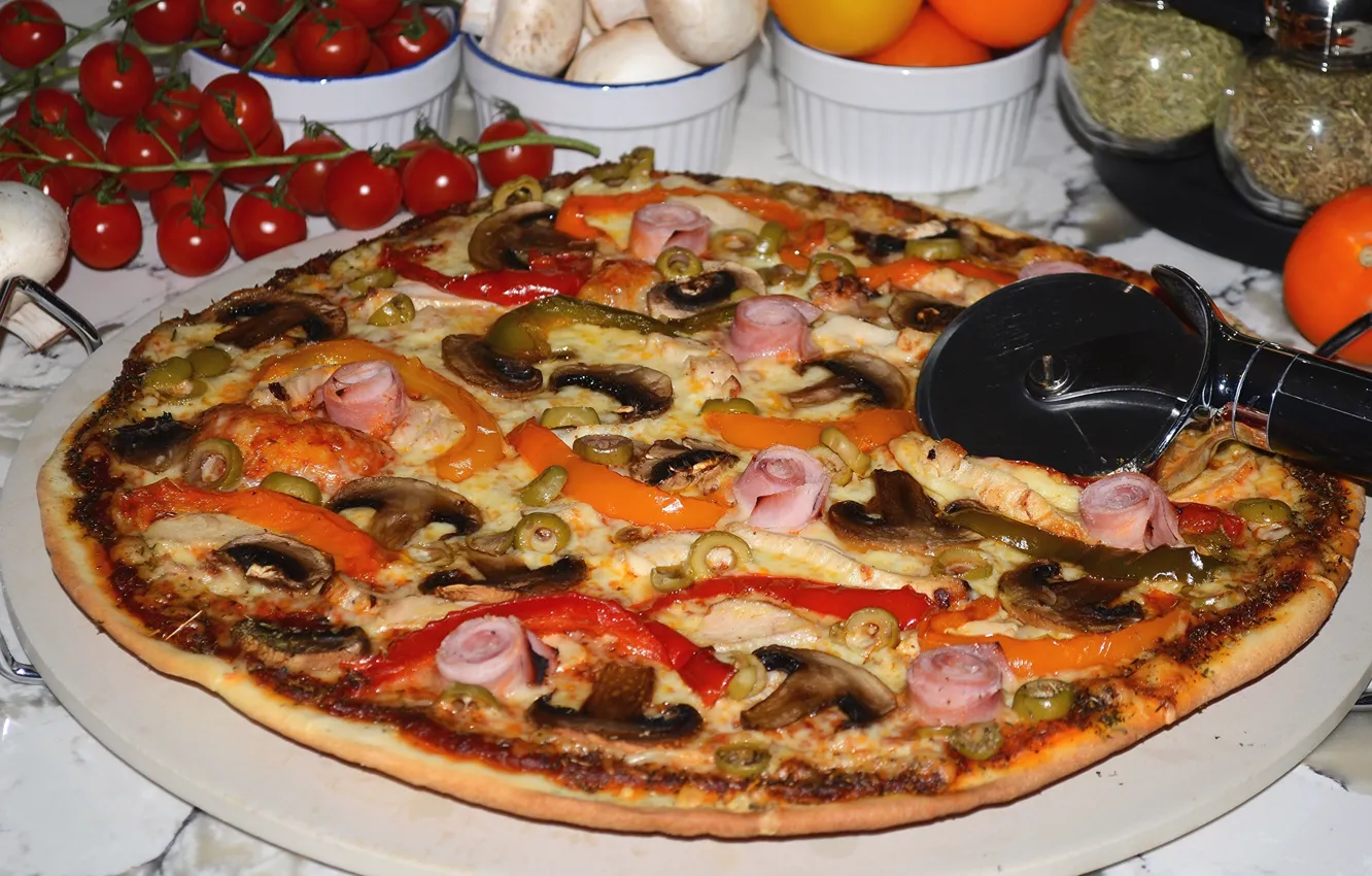 Фото обои грибы, сыр, перец, пицца, помидоры, ветчина
