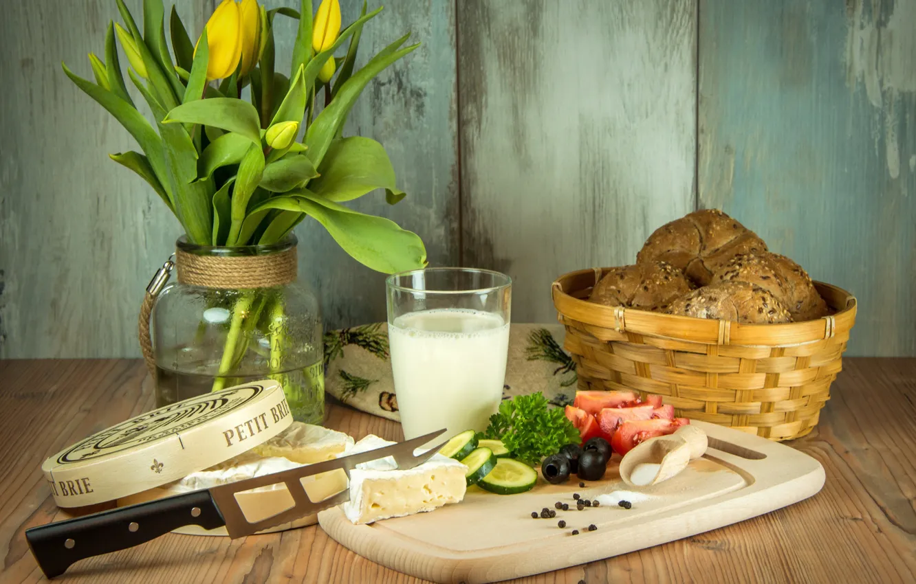 Фото обои цветы, еда, сыр, молоко, хлеб, тюльпаны, ваза, овощи