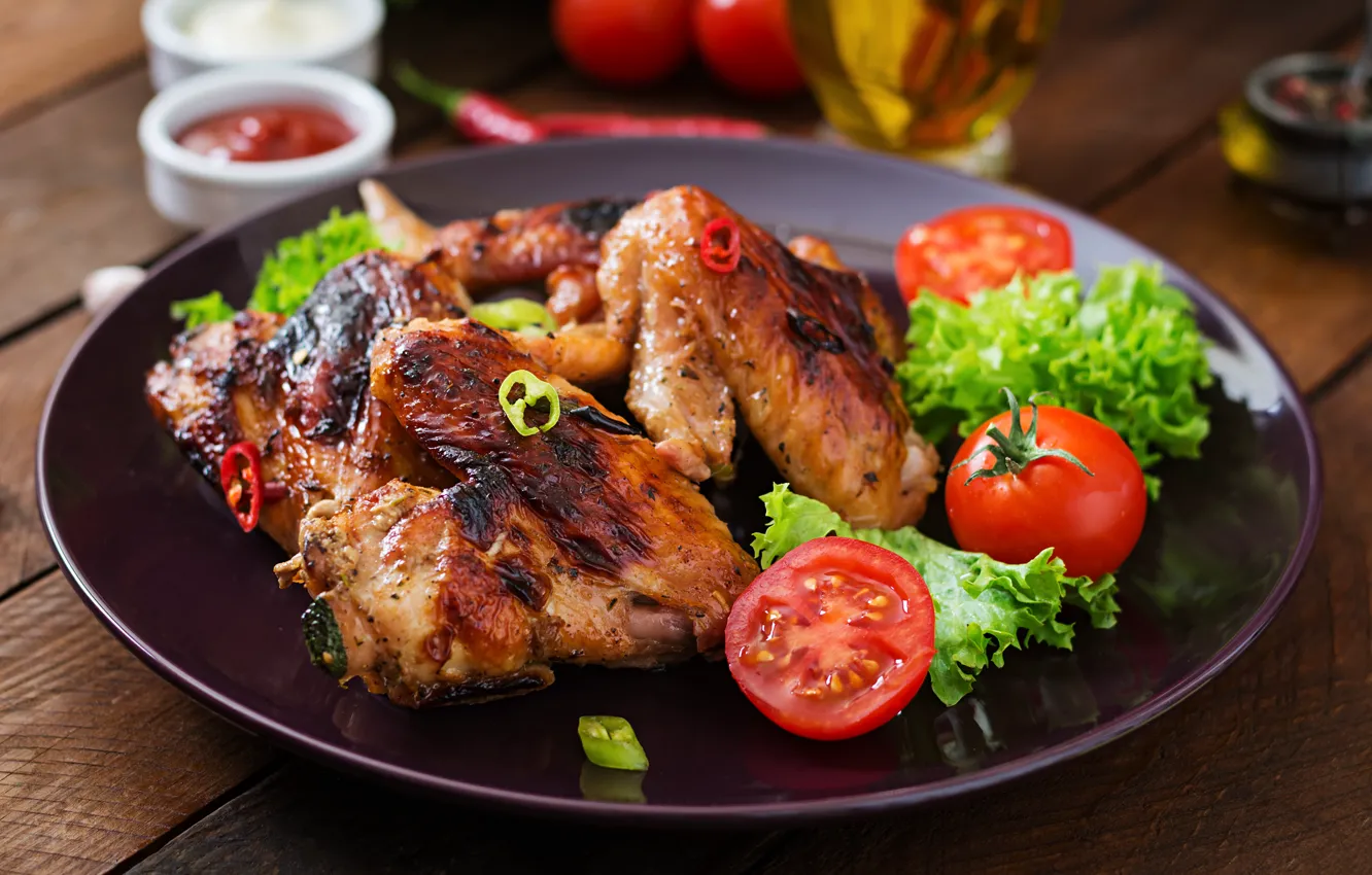Фото обои вкуснятина, крылышки, помидоры, салат, гриль