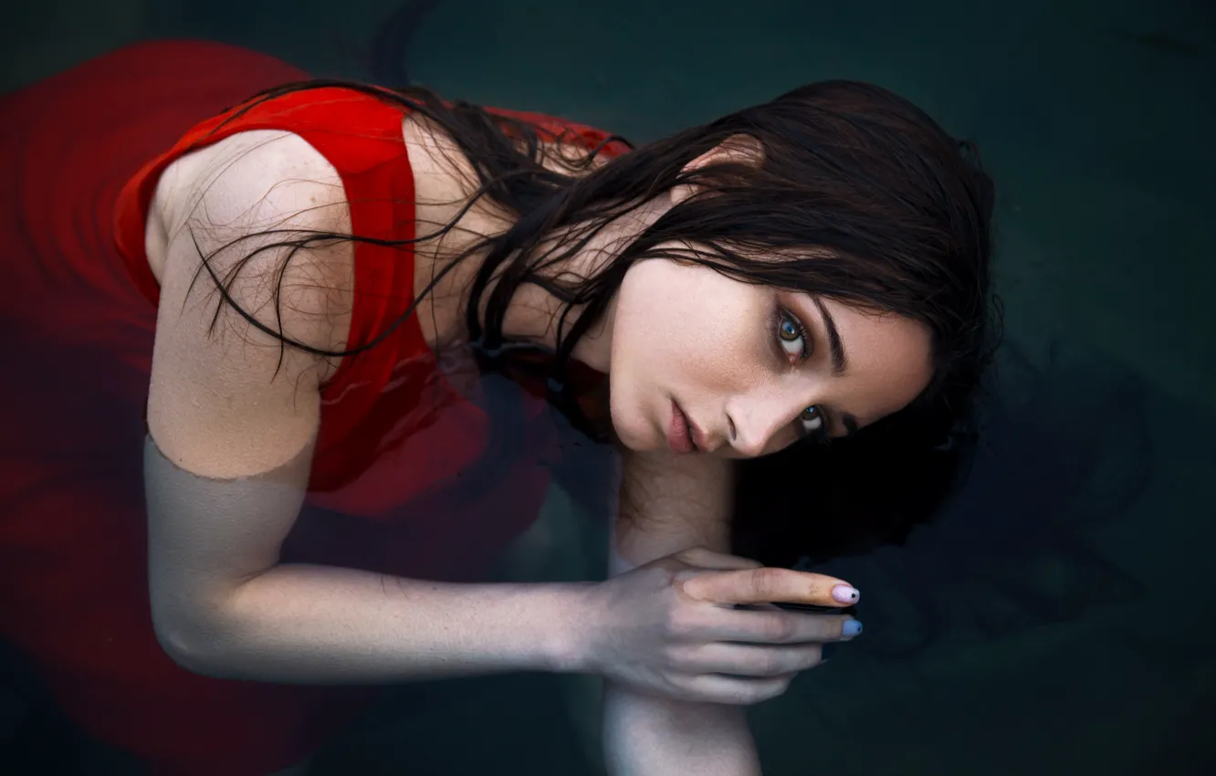 Фото обои взгляд, вода, девушка, лицо, настроение, рука, ситуация, красное платье