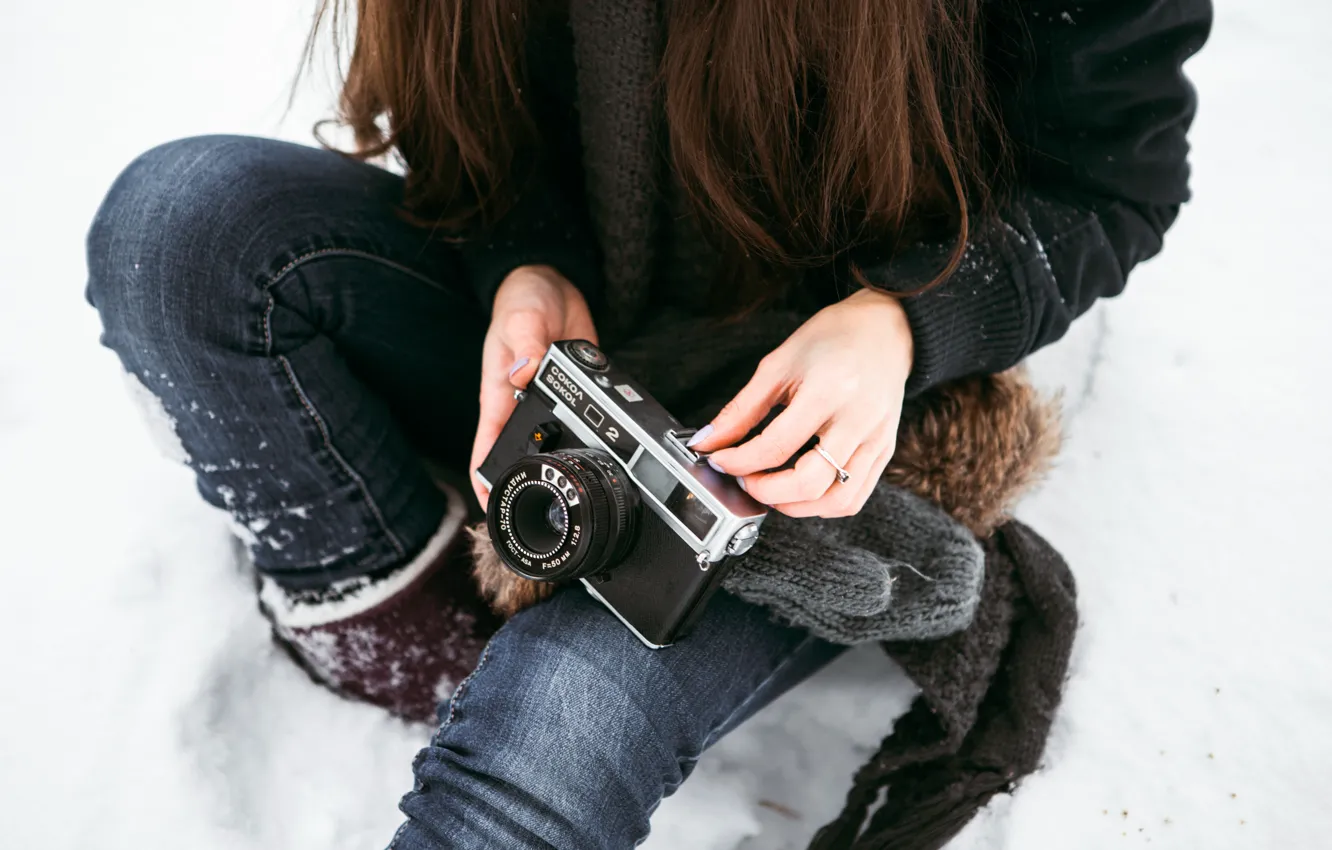 Фото обои зима, снег, Девушка, камера, сокол