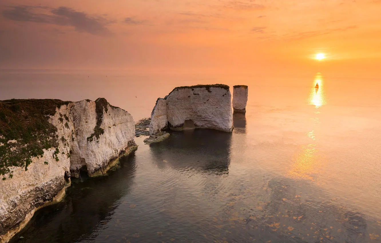 Фото обои скалы, рассвет, лодка, Англия, парус, Дорсет, Old Harry Rocks, Старый Гарри