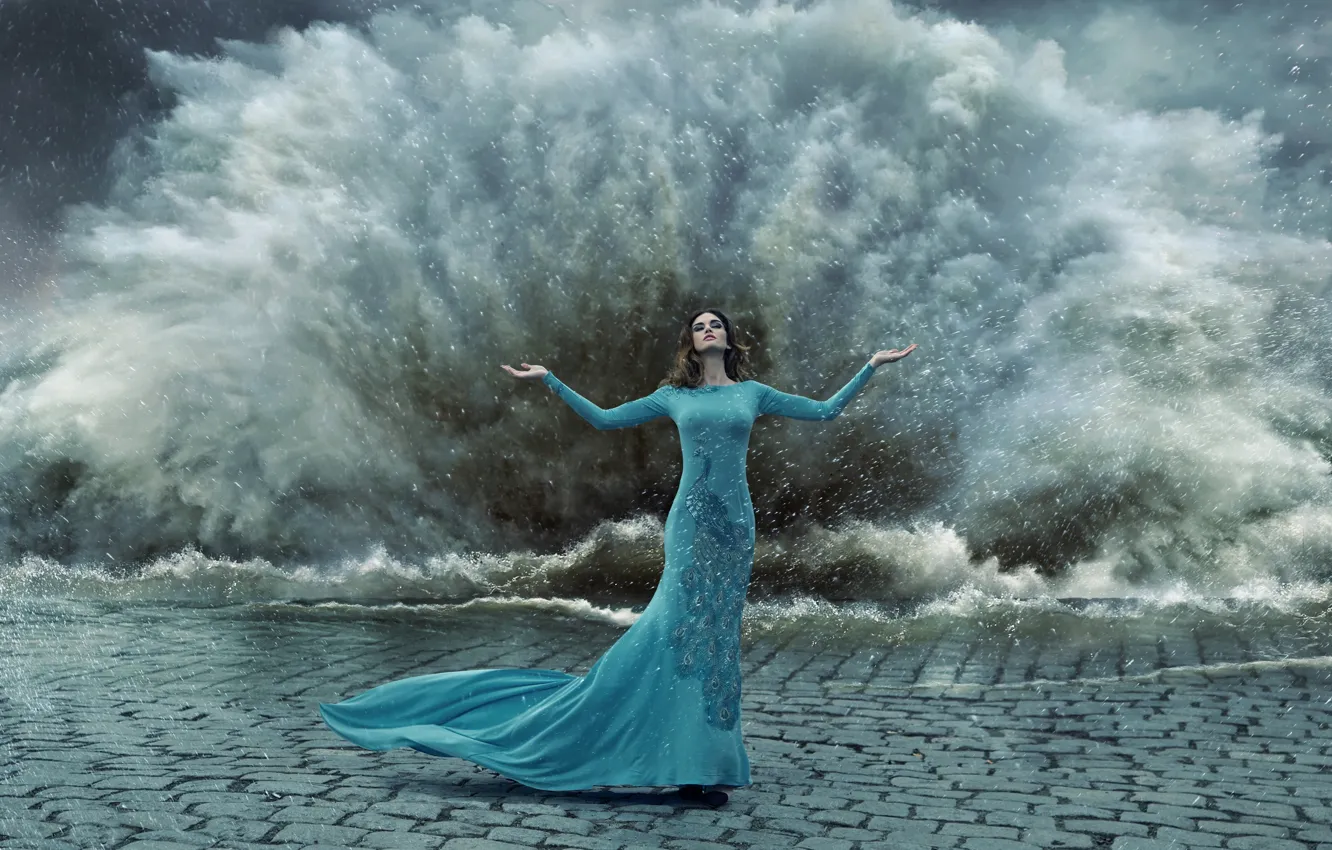 Фото обои вода, девушка, капли, брызги, шторм, платье, павлин, жест