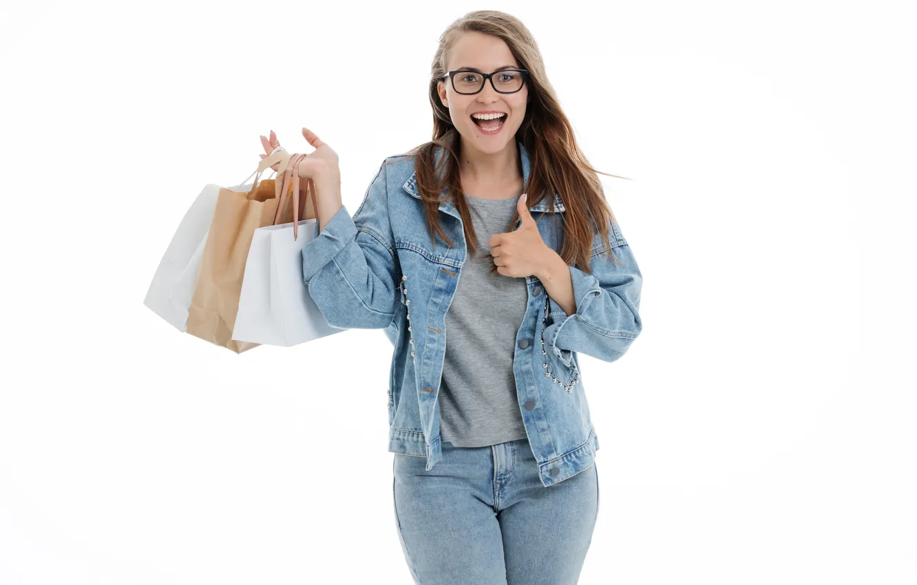 Фото обои девушка, радость, очки, белый фон, шатенка, покупки, шопинг, джинсовка